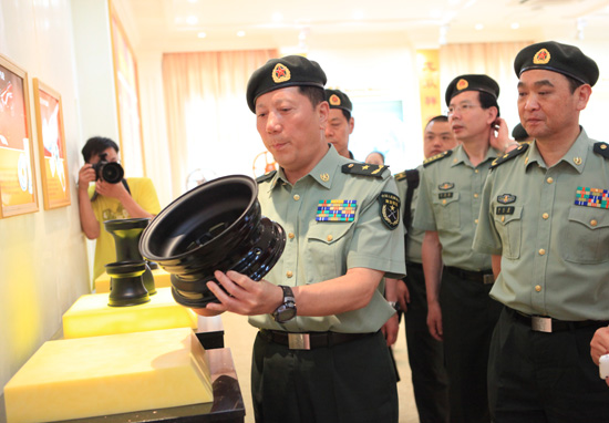 南京军区副司令员秦卫江视察万丰武装工作